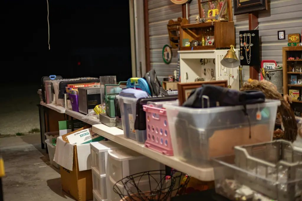 Une personne a disposé des cartons et objets dehors pour organiser un vide maison