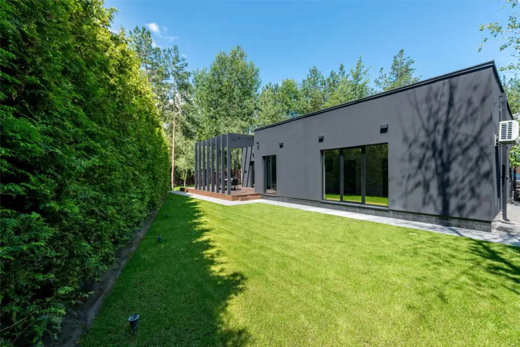 Maison conteneur isolée et équipée d'une PAC air-air dans un jardin