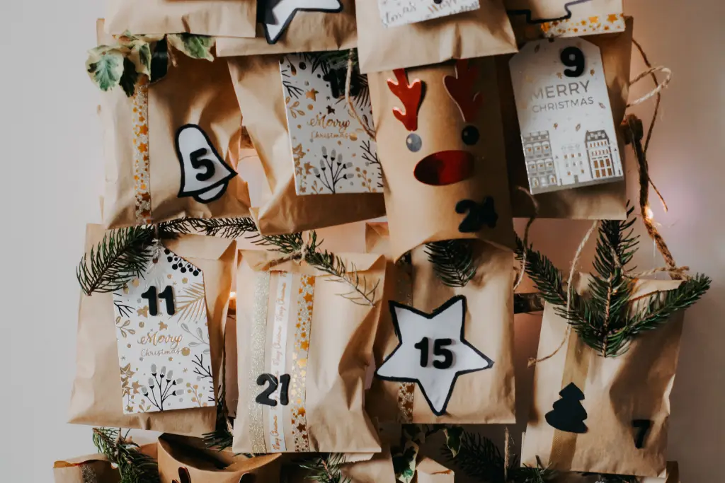 Calendrier de l'avent fait maison avec des pochettes en papier décorées