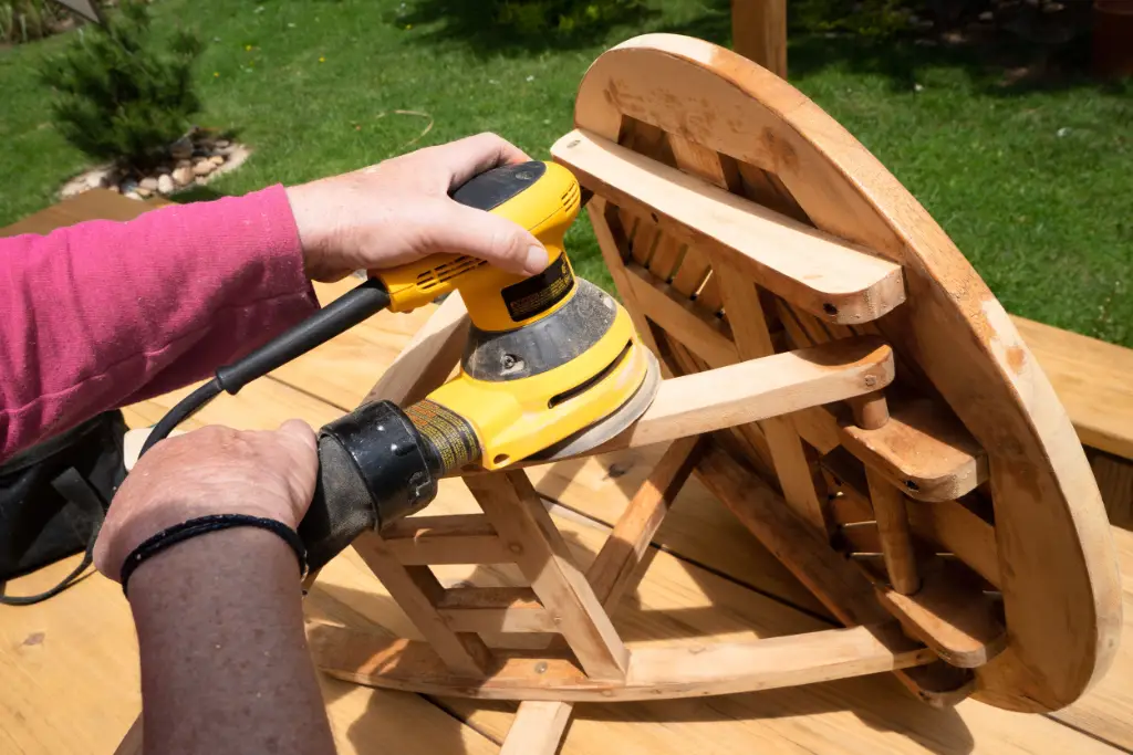 Ponçage d'une table en bois dans le sens du fil