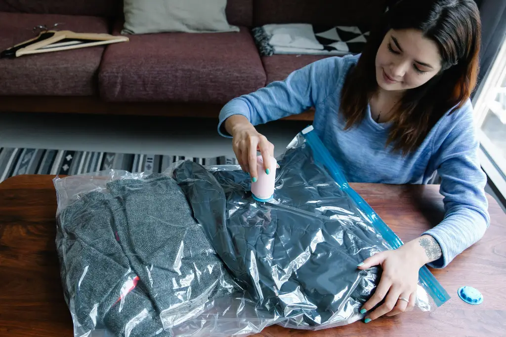 Femme mettant ses vêtements sous vide